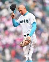 ２２日の試合で守備で負傷した左手の治療を終えグラウンドに現れスタンドの拍手に帽子を取って応える山梨学院・菰田陽生（撮影・開出牧）