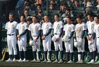 初戦敗退となり、三重高校の校歌を聞きながら整列する佐野日大・麦倉洋一監督（左端）と佐野日大ナイン（撮影・立川洋一郎）
