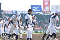 初戦突破ならず悔しさをにじませながら引き揚げる麦倉洋一監督（中央手前）ら佐野日大ナイン（撮影・開出牧）