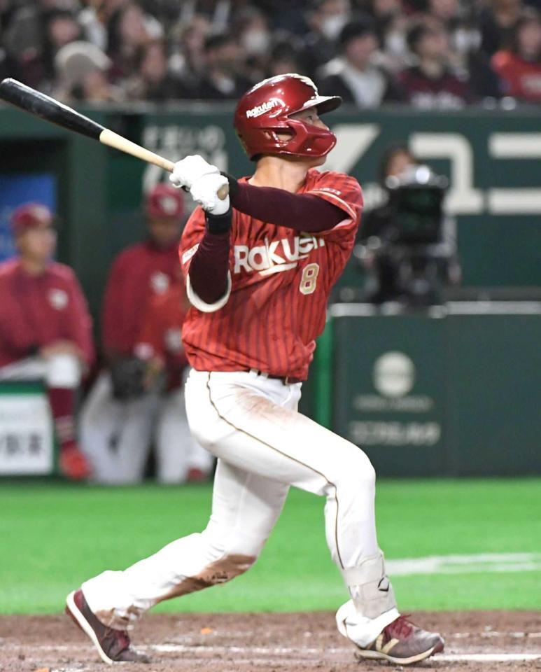 　５回、２点適時二塁打を放つ辰己