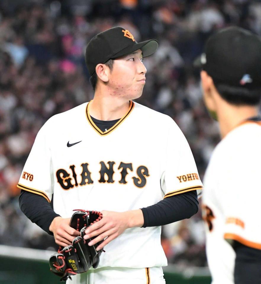 　５回表に登板し大乱調の戸郷（撮影・佐藤厚）