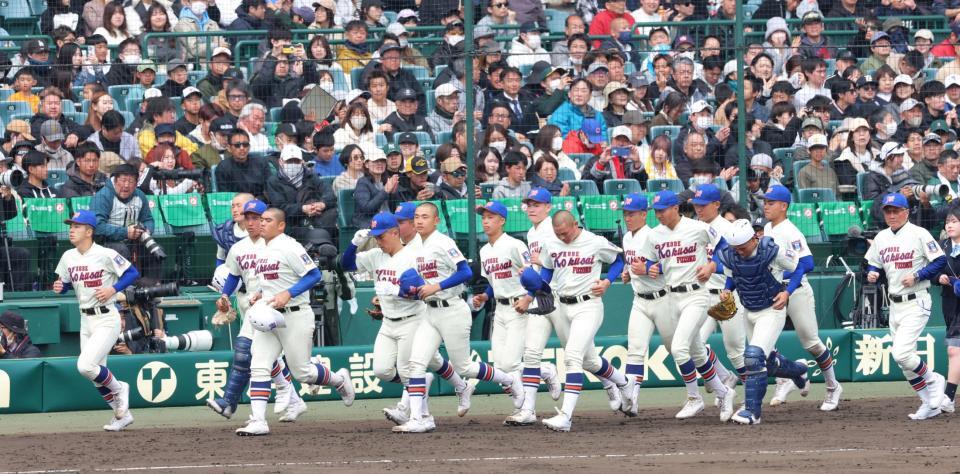 延長タイブレークの末にサヨナラ負けとなり、スタンドへあいさつへ向かう神戸国際大付・豊岡速伍＝甲子園（撮影・立川洋一郎）