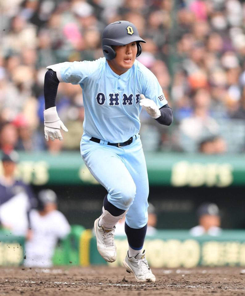 　８回、左前打を放ち一塁へ向かう箕浦（撮影・開出牧）