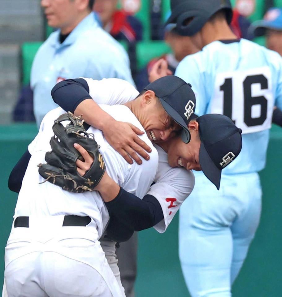 　１０回、近江の反撃を抑えきり、抱き合って喜ぶ大垣日大・竹岡（手前）