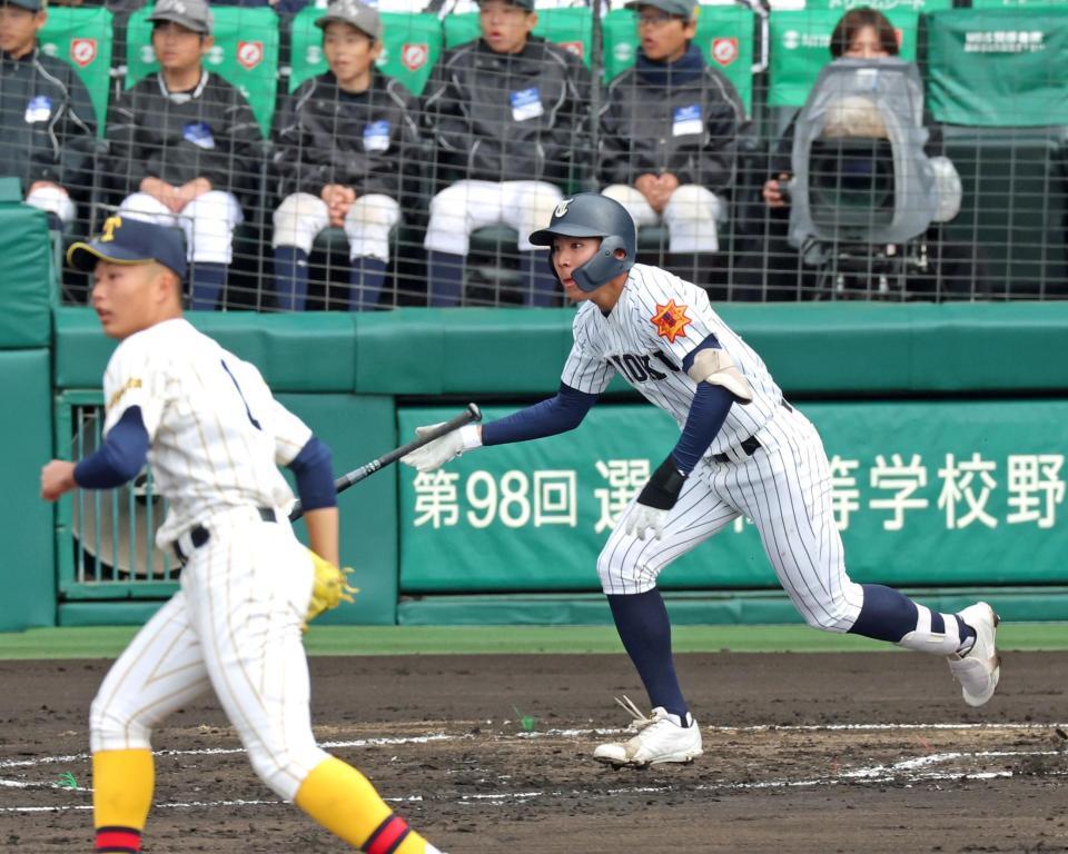 ２回、右前へ適時打を放つ東北・進藤翔愛（撮影・立川洋一郎）