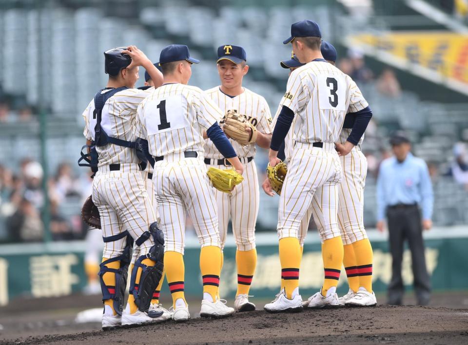 １回、連続の押し出し四球を与えた先発・工藤壱朗（１）の元に集まる帝京長岡ナイン（撮影・開出牧）