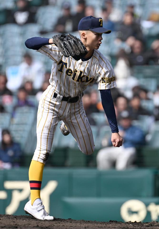 ５回途中から登板する帝京長岡・西脇