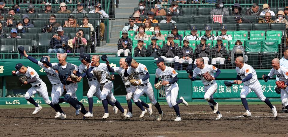 初戦を突破し喜びを爆発させる東北ナイン（撮影・立川洋一郎）