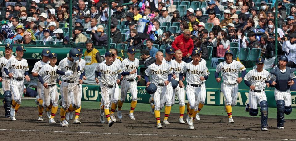 敗退が決まり、スタンド応援席へあいさつに向かう帝京長岡ナイン（撮影・立川洋一郎）