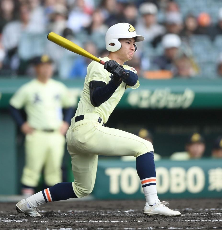 ４回、右前適時打を放つ矢野壮馬（撮影・開出牧）