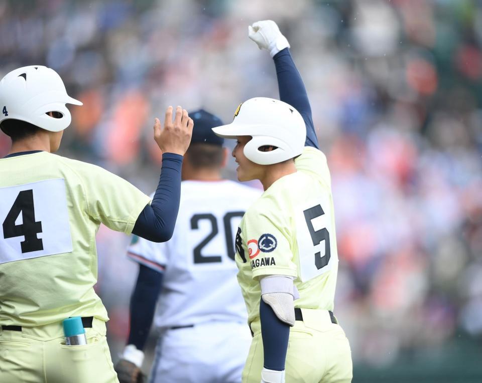 ４回、中前適時打を放ちガッツポーズを決める榎本侑晟（５）＝撮影・開出牧