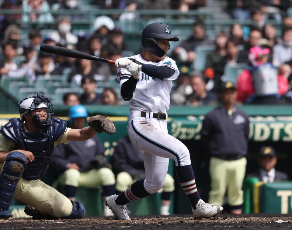 ６回、右適時打を放つ三沢