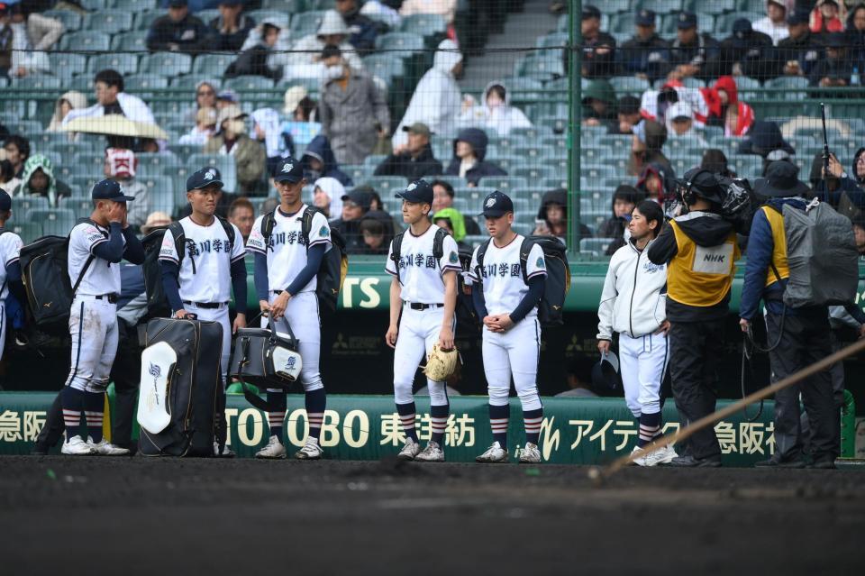 １回戦で敗れ悔しさをにじませる高川学園ナイン（撮影・開出牧）