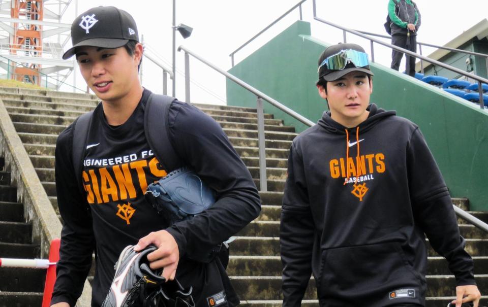 そろって球場入りする巨人・山城（左）と竹丸の新人投手コンビ
