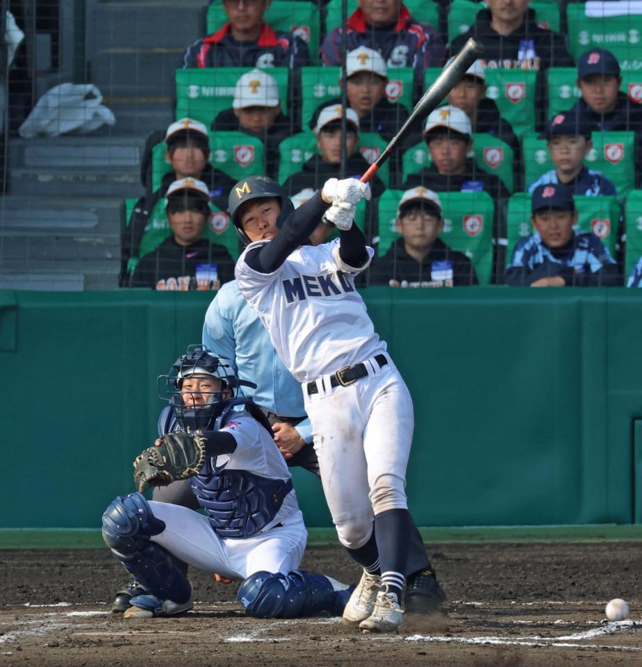 ６回、先制の２点適時打を放つ三重・大西新史（撮影・立川洋一郎）