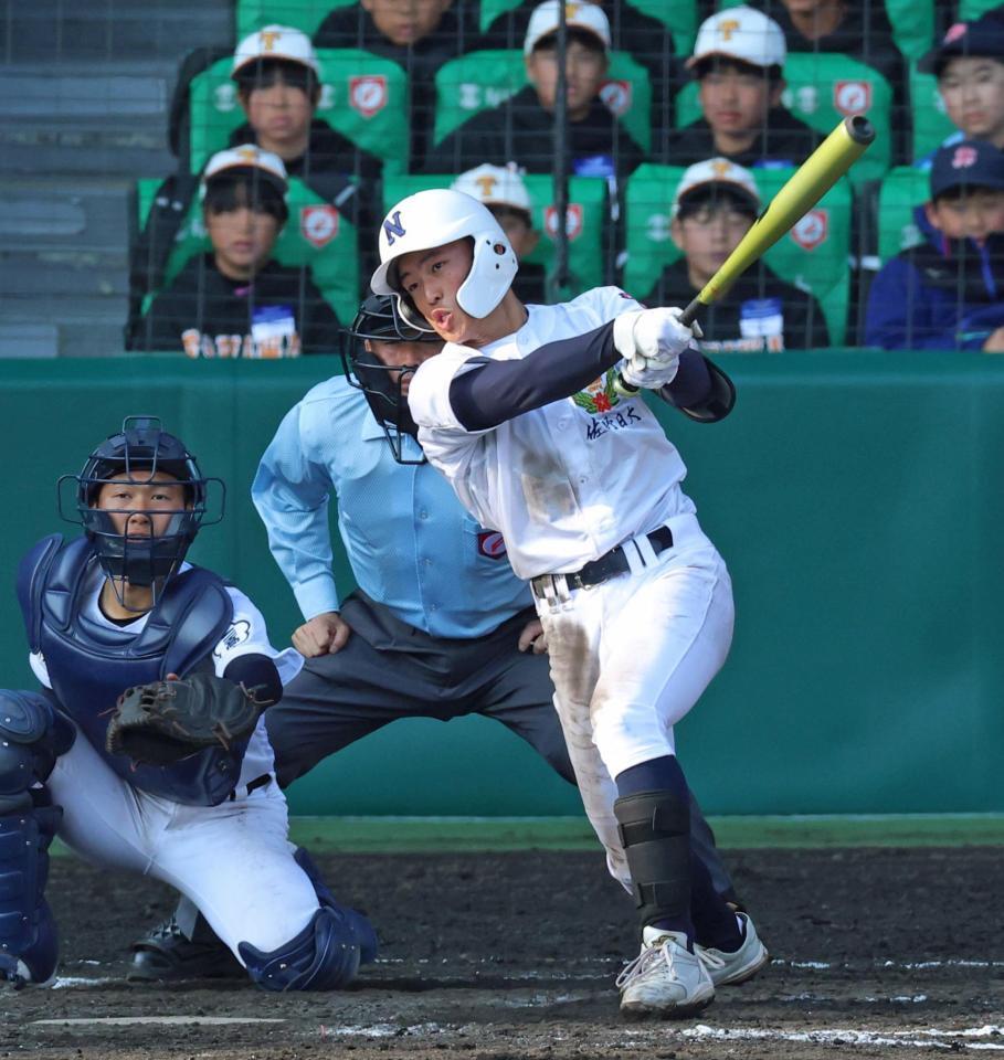 ９回、右前打を放つ佐野日大・中村盛汰（撮影・立川洋一郎）