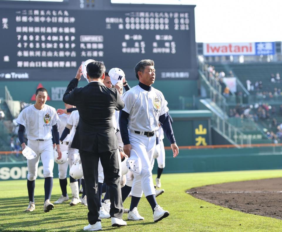 １回戦で三重に惜敗し悔しさをにじませる麦倉洋一監督（手前右）ら佐野日大ナイン（撮影・開出牧）