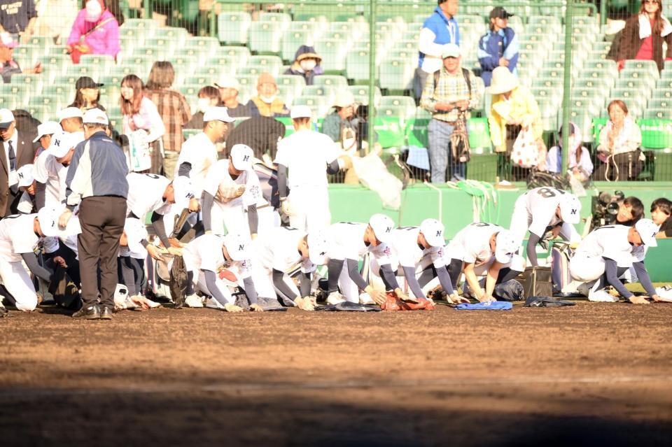 初戦突破ならず甲子園の土を持ち帰る佐野日大ナイン（撮影・開出牧）