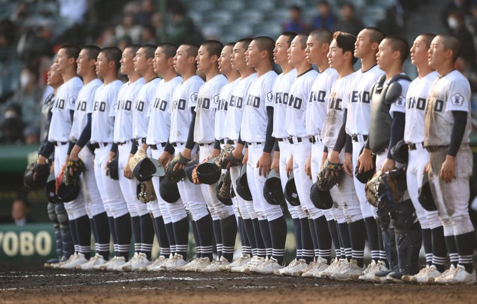 ２回戦進出を決め校歌を歌う三重ナイン（撮影・開出牧）