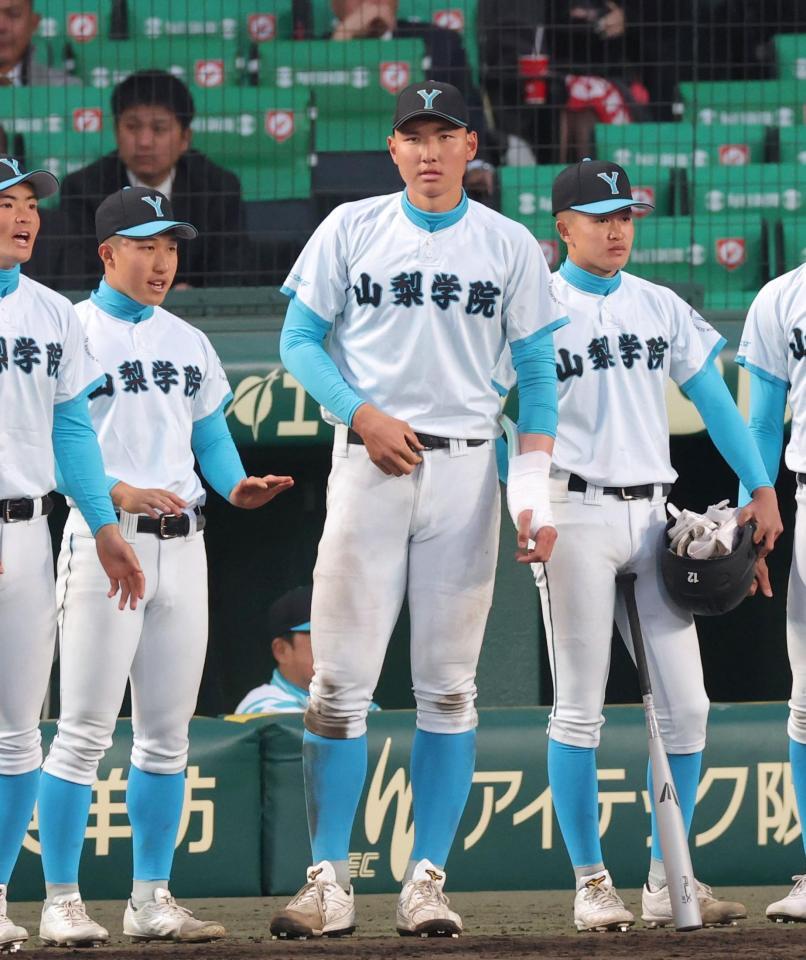 ２２日の試合で９回裏が始まる前にベンチ前で声出しをする山梨学院・菰田陽生（中央）ら（撮影・立川洋一郎）