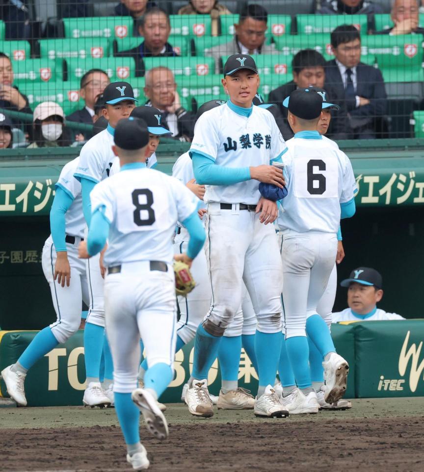 ２２日の試合で６回にベンチへ退き、左手首にアイシングをしながらナインを迎える山梨学院・菰田陽生（撮影・立川洋一郎）
