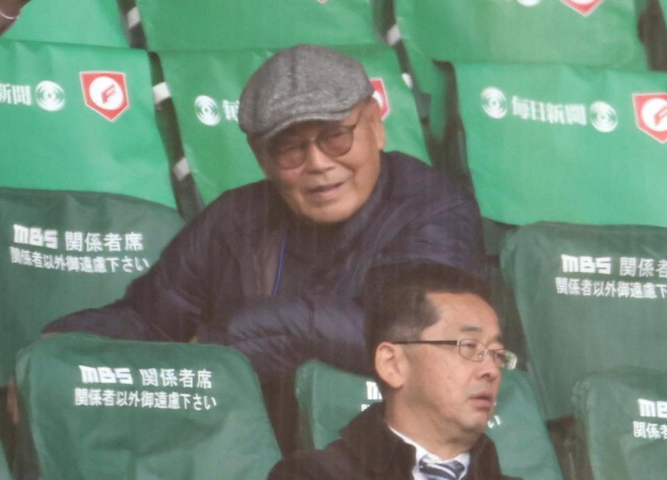 佐野日大－三重を観戦に訪れたＰＬ学園元監督の中村順司さん（奥）