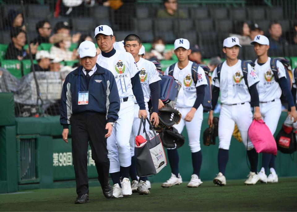 悔しさをにじませながら引き揚げる麦倉洋一監督（手前から２人目）ら佐野日大ナイン（撮影・開出牧）