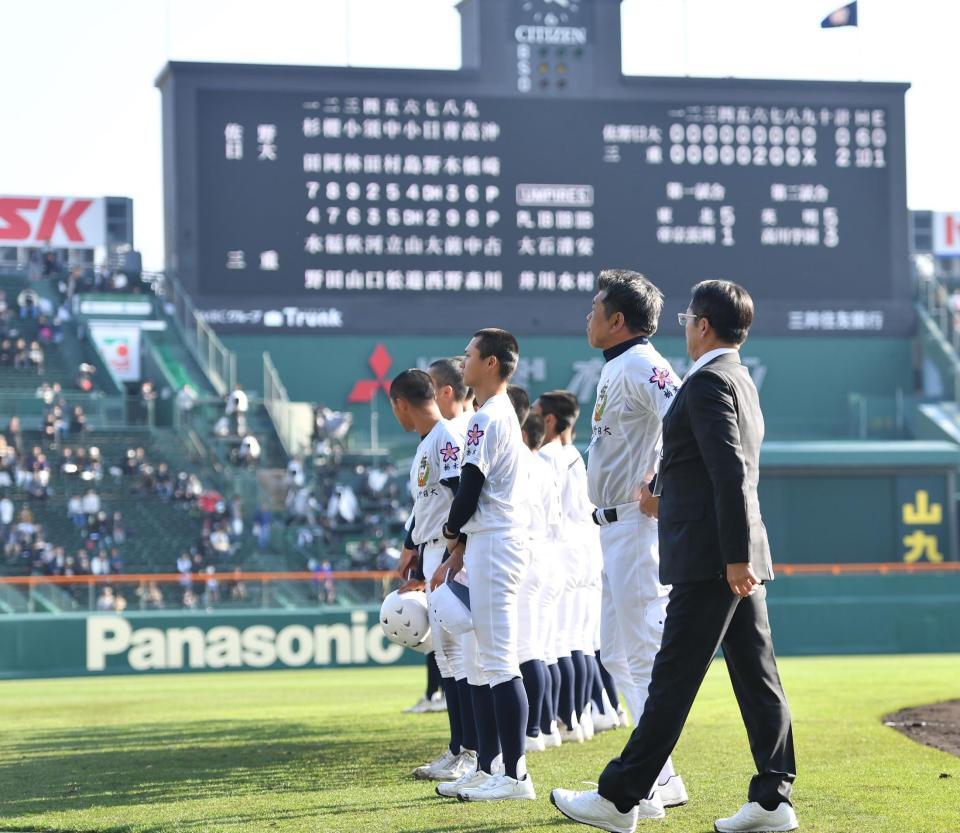 初戦突破ならず悔しさをにじませながらスタンドにあいさつする麦倉洋一監督（手前から２人目）ら佐野日大ナイン（撮影・開出牧）