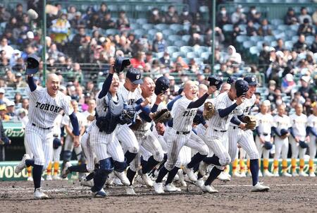 ２回戦進出を決め、スタンドへ駆け出す東北ナイン（撮影・開出牧）