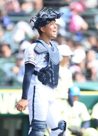 　野手に声をかける高川学園・河内山（撮影・開出牧）