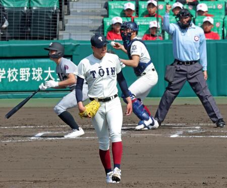 ６回、熊本工・東彰悟（左）を見逃し三振に仕留める大阪桐蔭・川本晴大（撮影・立川洋一郎）