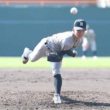 大阪桐蔭打線相手に力投する熊本工先発の堤
