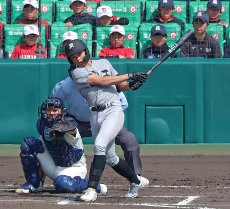 ６回、左前打を放つ熊本工・前高健（撮影・立川洋一郎）