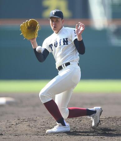 ４回、打球を好捕し投ゴロに仕留める大阪桐蔭・川本晴大（撮影・開出牧）