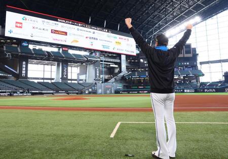 「ＳＨＩＮＪＯボードに当てて１１１万円をＧＥＴしま賞」のスポンサーが発表され、ガッツポーズで記念撮影に応じる新庄監督（撮影・中島達哉）