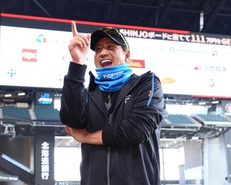 囲み取材を受ける新庄監督（撮影・中島達哉）