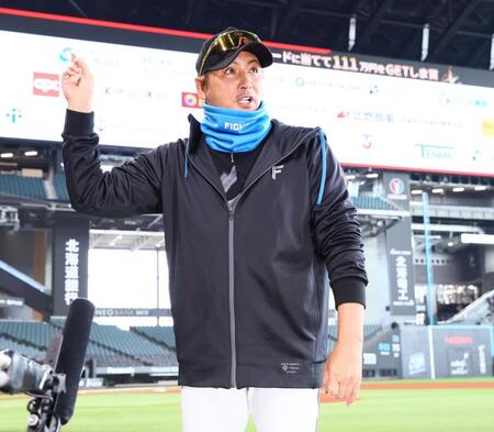 囲み取材を受ける新庄監督（撮影・中島達哉）