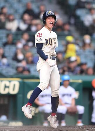 ８回、勝ち越しのホームを踏み雄たけびを上げる佐々木龍馬（撮影・開出牧）