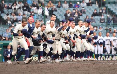 ８強入りを決めスタンドへ駆け出す八戸学院光星ナイン（撮影・開出牧）