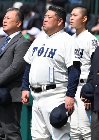 熊本工に勝利し、整列する大阪桐蔭・西谷監督（中央）