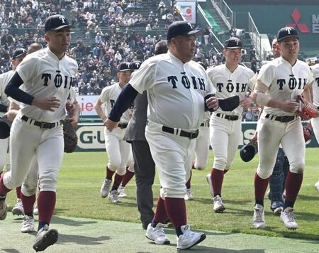 スタンドへのあいさつを終えて、引き揚げる大阪桐蔭・西谷監督（中央）ら