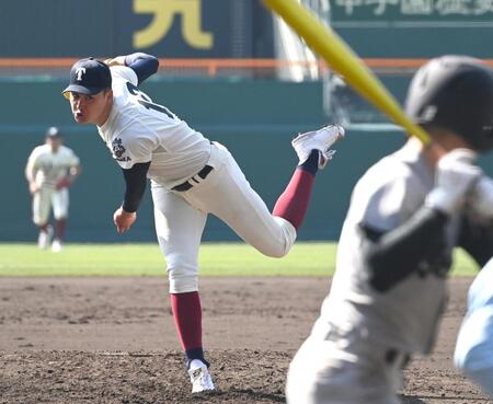 熊本工打線相手に力投する大阪桐蔭先発の川本
