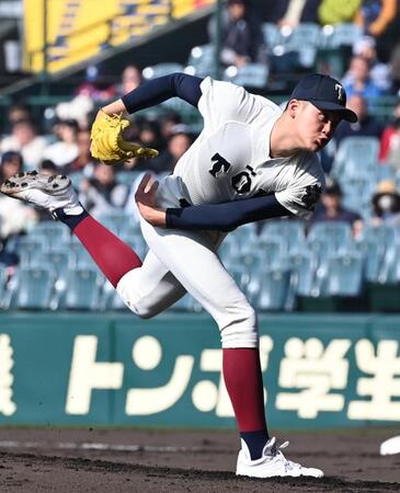 熊本工打線相手に力投する大阪桐蔭先発の川本