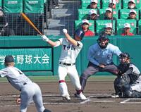 １回、右前へ先制適時打を放つ大阪桐蔭・谷渕瑛仁（撮影・立川洋一郎）