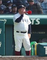 ベンチから声を出す大阪桐蔭の西谷監督
