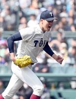 ７回、山岡を二飛に打ち取り、ベンチに戻る川本