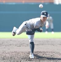 大阪桐蔭打線相手に力投する熊本工先発の堤