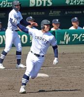 ５回、２ランを放ちガッツポーズを見せてダイヤモンドを回る中京大中京・荻田翔惺（撮影・立川洋一郎）