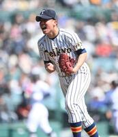 ６回、渡辺竜源を二ゴロに打ち取り雄たけびを上げる帝京・岡田武大（撮影・開出牧）