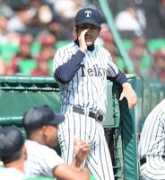 ベンチでナインを鼓舞する帝京・金田監督（撮影・開出牧）